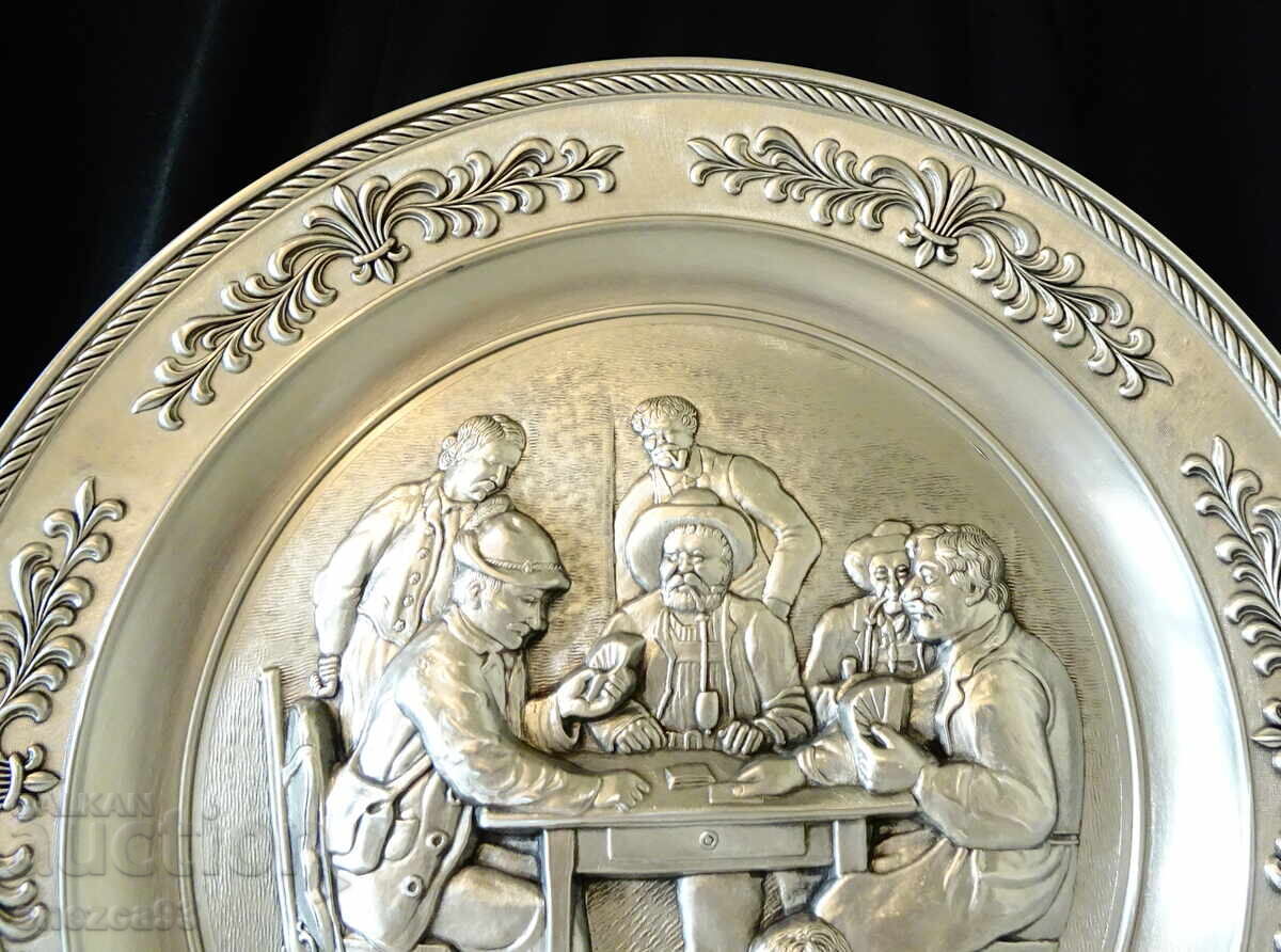 Калаена чиния за стена с картина ловци,покер. с цена 49.00 лв. | € 25.05