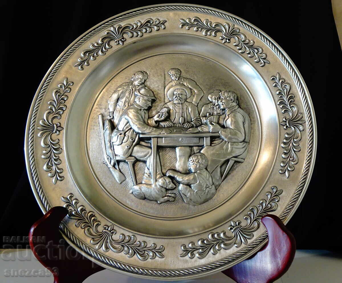 Калаена чиния за стена с картина ловци,покер.