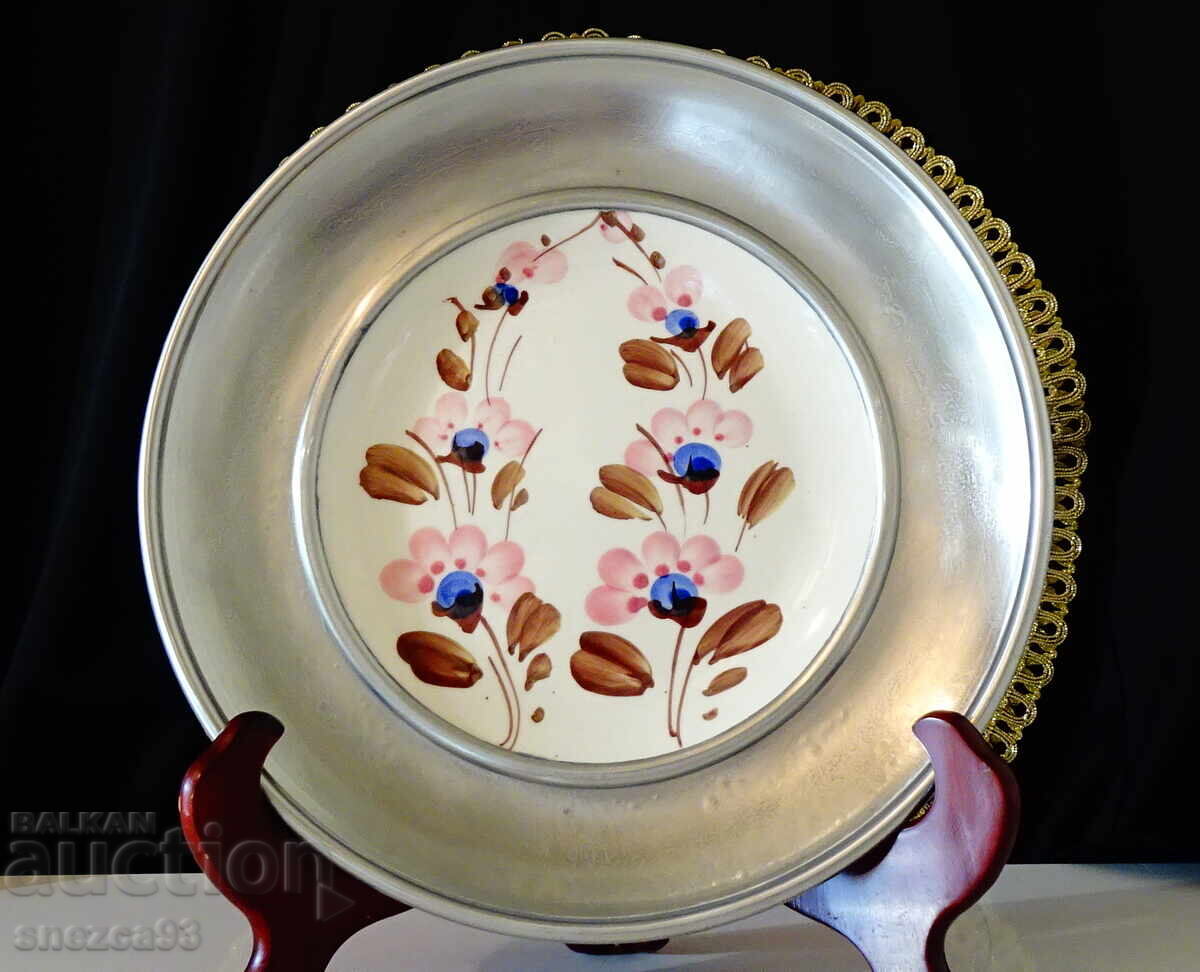 Δημοπρασία Ζωγραφισμένο πορσελάνινο πιάτο με κασσιτέρινη κορνίζα, πάνελ