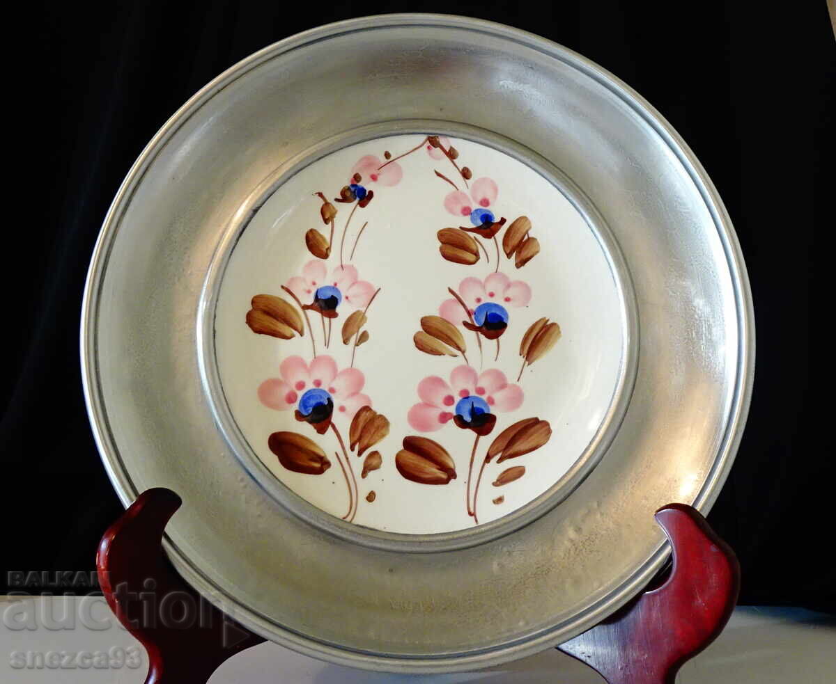 Ζωγραφισμένο πορσελάνινο πιάτο με κασσιτέρινη κορνίζα, πάνελ