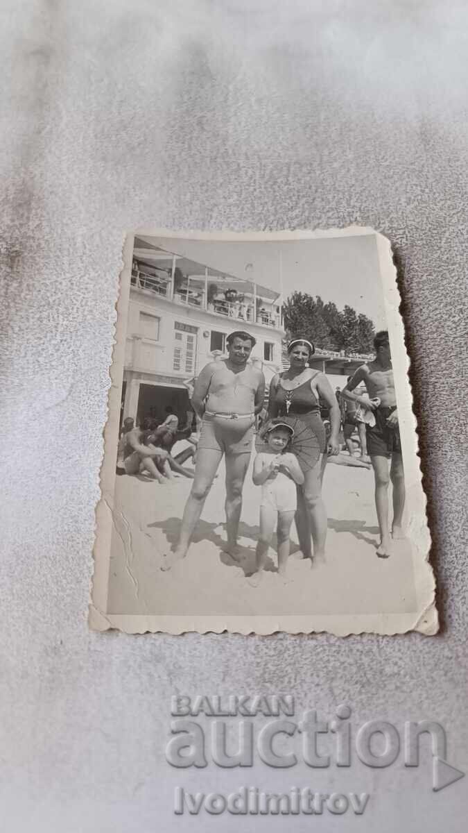 Φωτογραφία Άνδρας γυναίκα και κοριτσάκι στην παραλία Φωτογραφία Άνδρας γυναίκα και κοριτσάκι στην παραλία