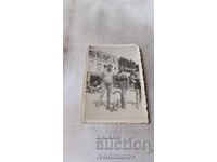 Снимка Мъж жена и малко момиченце на плажа