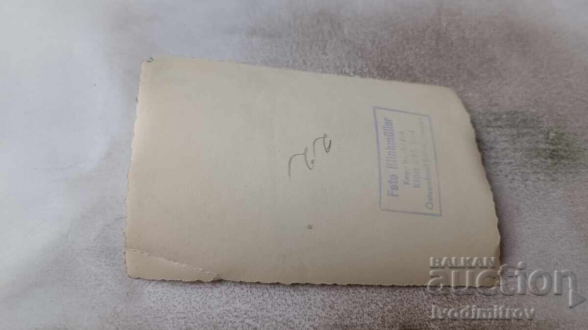 Φωτογραφία Γυναίκα δίπλα σε πολυθρόνα στην παραλία με τιμή 1.75 BGN | € 0.89