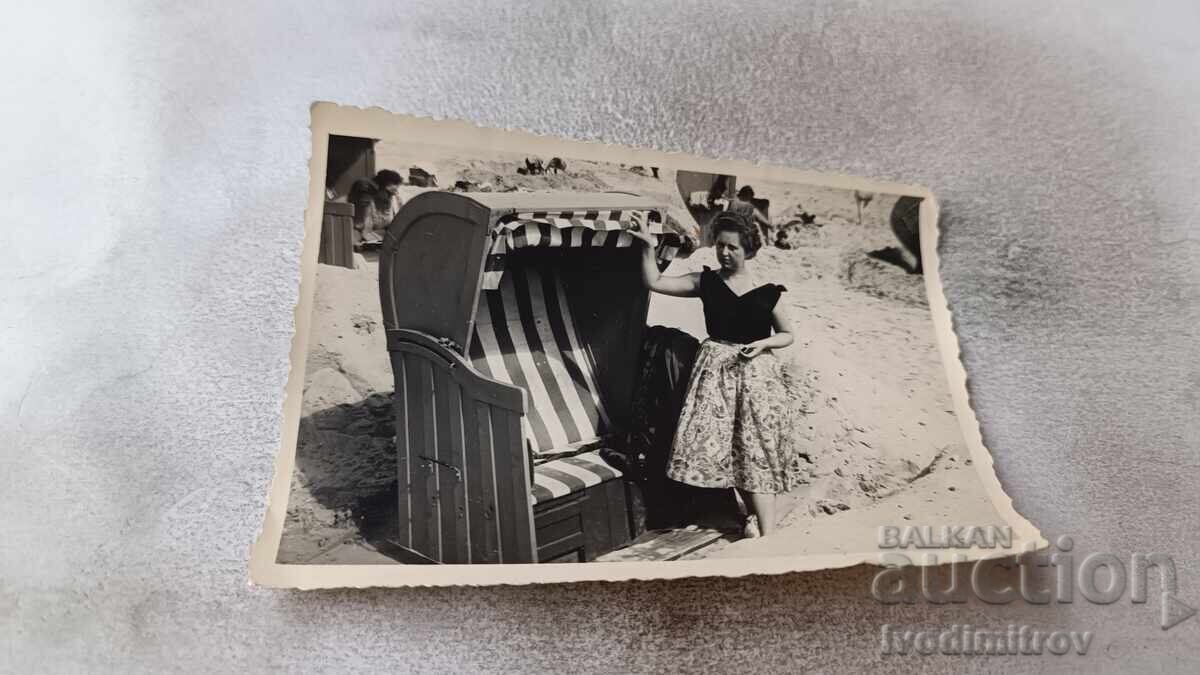 Φωτογραφία Γυναίκα δίπλα σε πολυθρόνα στην παραλία