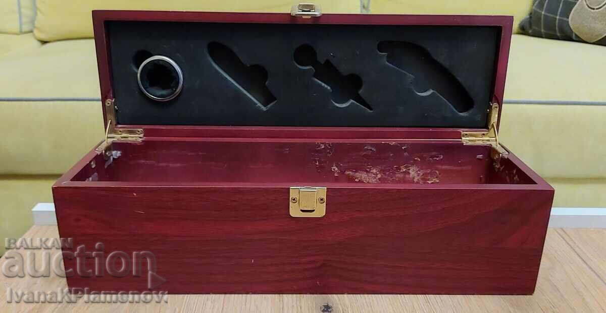 Licitație Cutie din lemn pentru vin pentru cunoscători