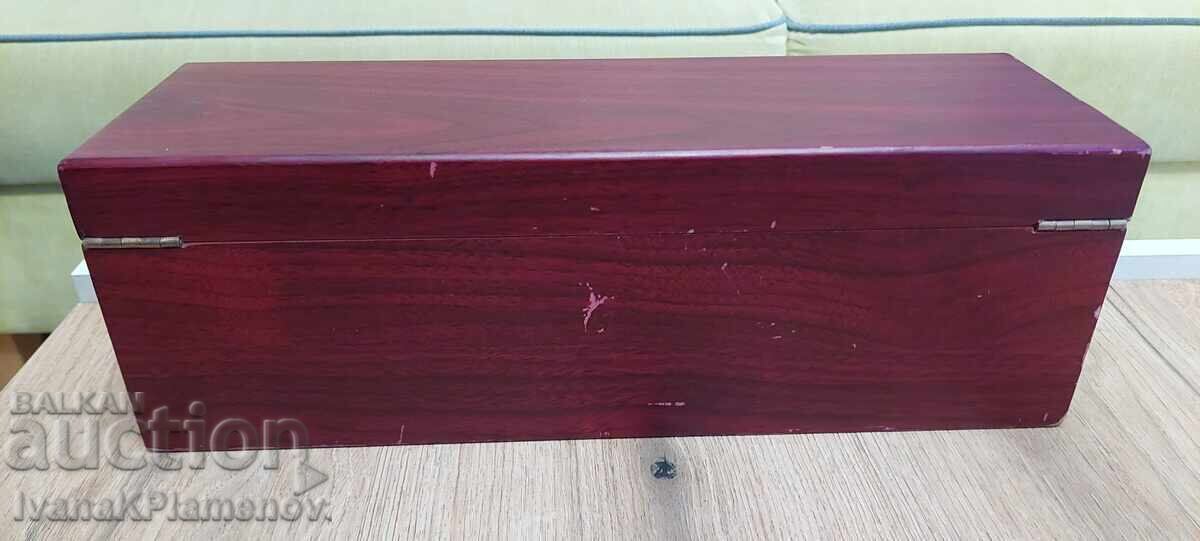 Доставка на Кутия дървена за вино за ценители