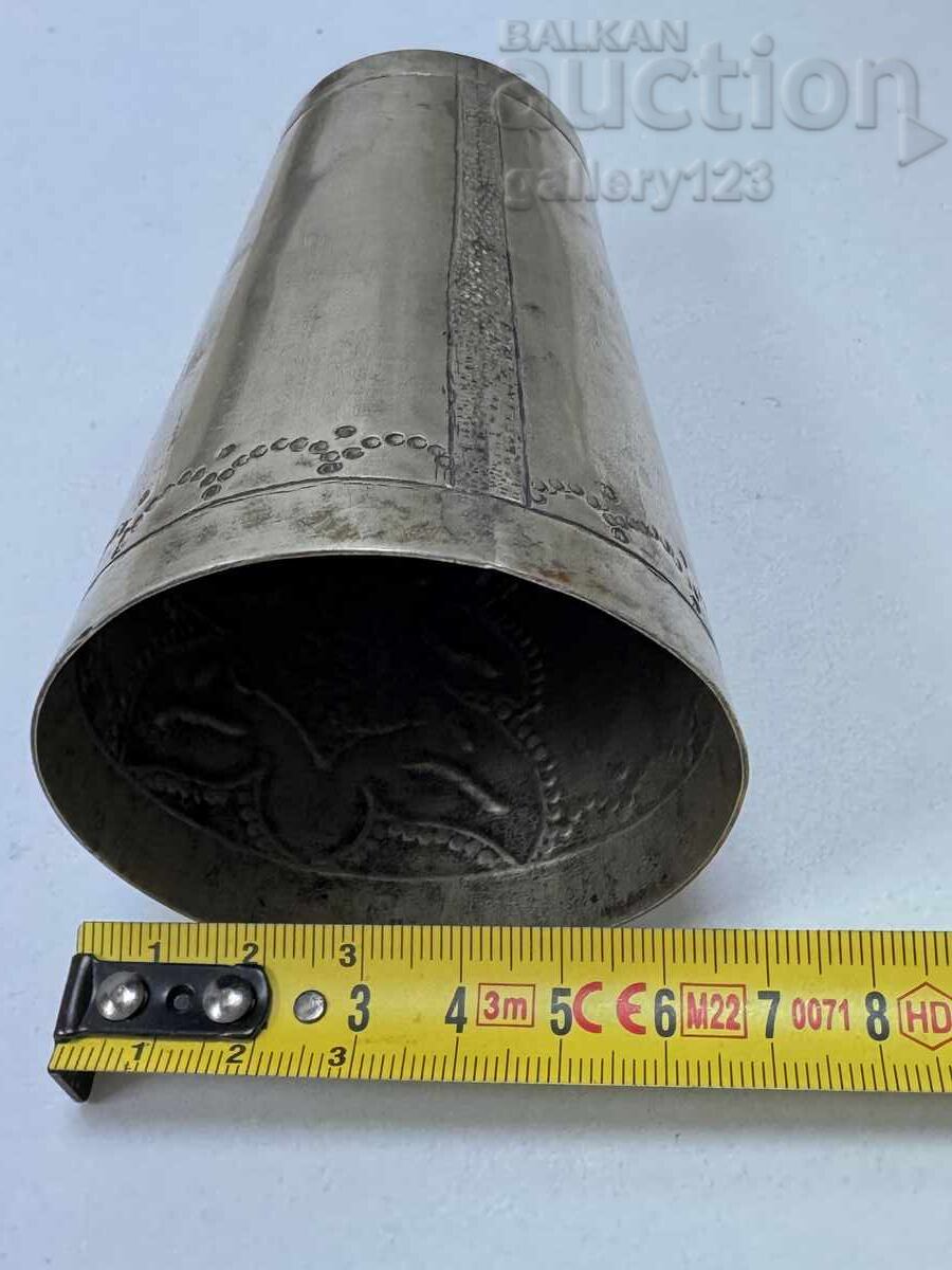 Ceașcă renascentistă de argint, tăiată și forjată cu preț 184.00 BGN | € 94.08