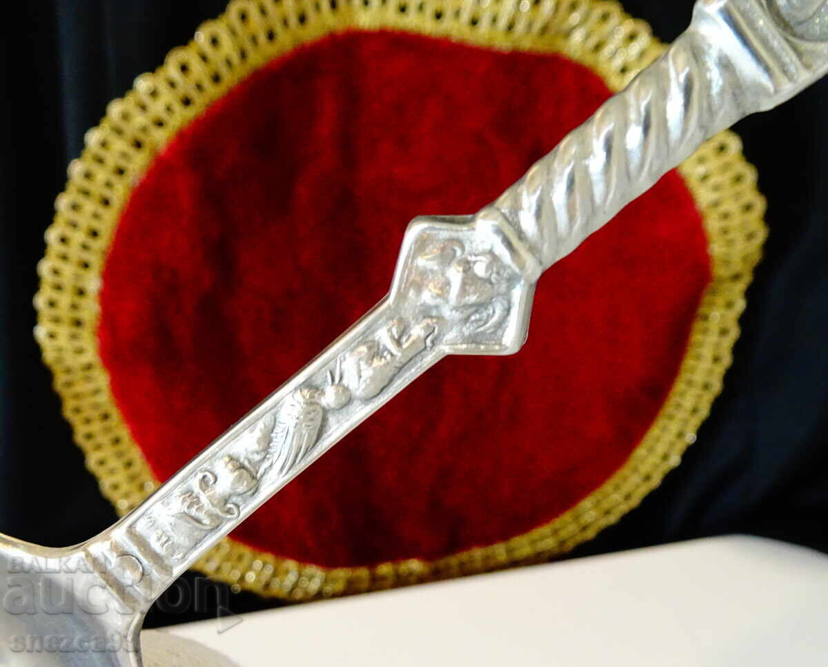 Auction  Pewter spoon for pewter wedding with figures of spouses, saint