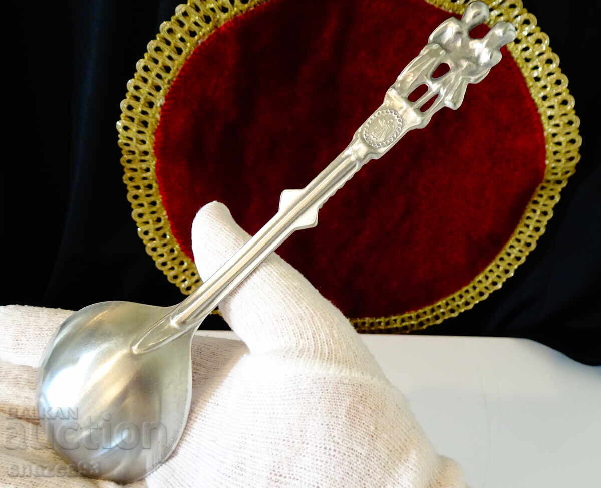 Delivery of Pewter spoon for pewter wedding with figures of spouses, saint
