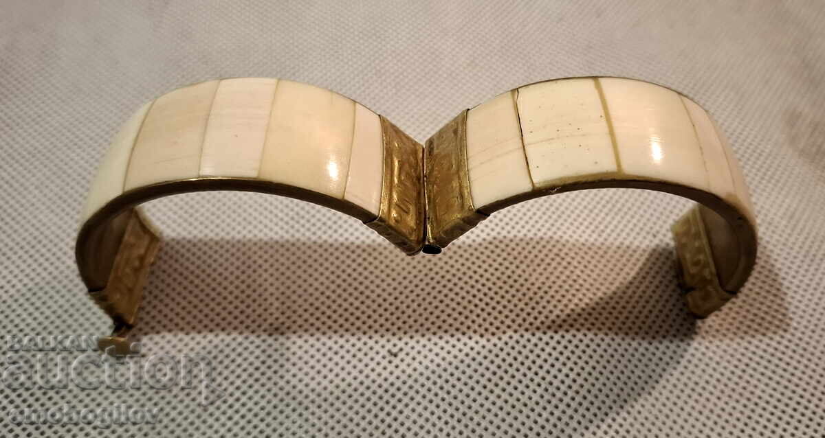 Παλιό βραχιόλι από μπρούτζο και κόκκαλο με τιμή 5.51 BGN | € 2.82 Παλιό βραχιόλι από μπρούτζο και κόκκαλο με τιμή 5.51 BGN | € 2.82