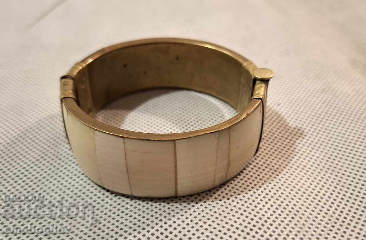 Παλιό βραχιόλι από μπρούτζο και κόκκαλο Παλιό βραχιόλι από μπρούτζο και κόκκαλο