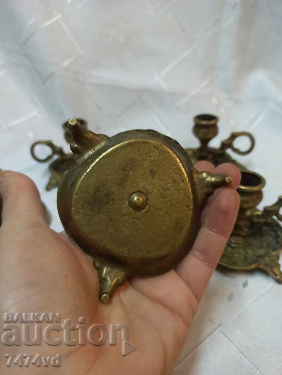 Set of 5 bronze candlesticks with ornaments and handles - 7