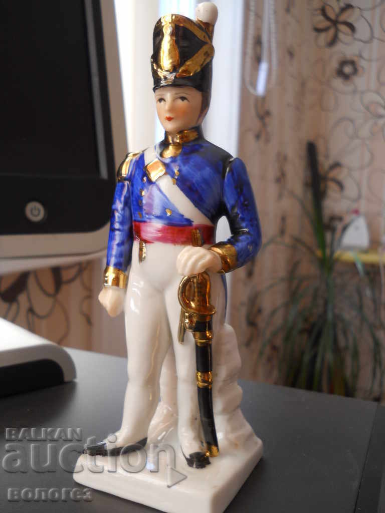 Statuetă din porțelan - ofițer din armata lui Napoleon cu preț 40.00 BGN | € 20.45 Statuetă din porțelan - ofițer din armata lui Napoleon cu preț 40.00 BGN | € 20.45