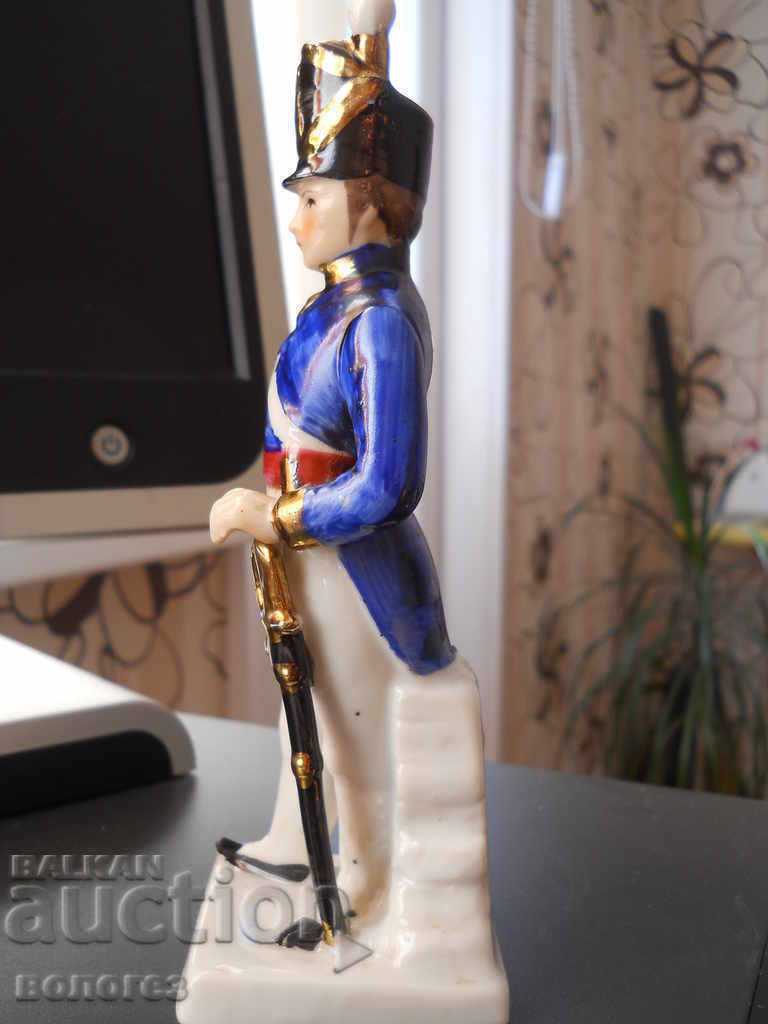 Licitație Statuetă din porțelan - ofițer din armata lui Napoleon Licitație Statuetă din porțelan - ofițer din armata lui Napoleon
