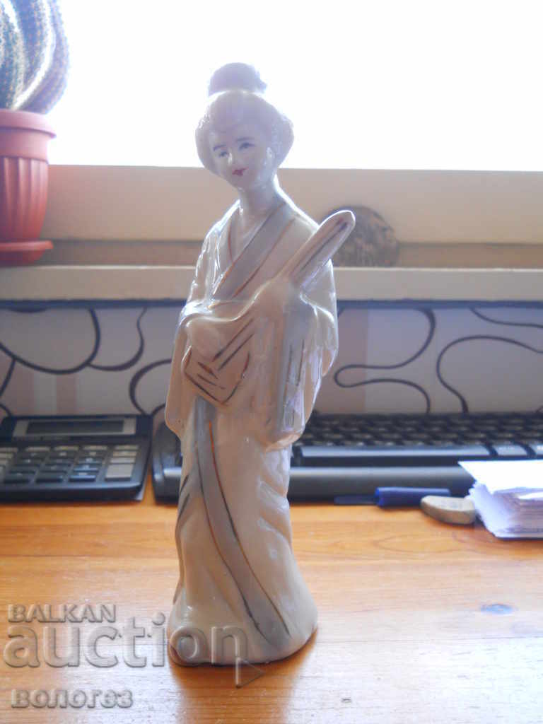 Figurină din porțelan - gheișă (Japonia) cu preț 30.00 BGN | € 15.34 Figurină din porțelan - gheișă (Japonia) cu preț 30.00 BGN | € 15.34