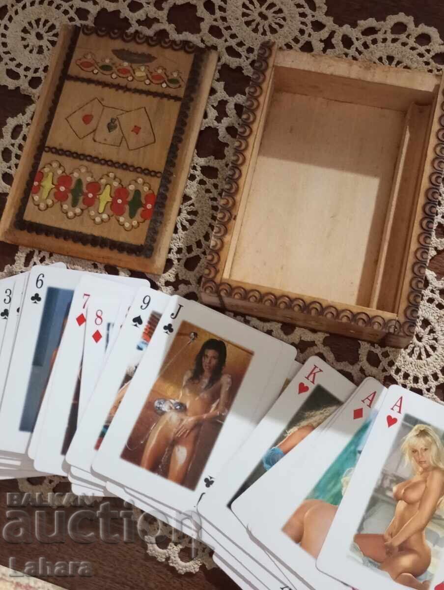 Παράδοση Ξύλινο κουτί για κάρτες και κάρτες με γυμνές γυναίκες