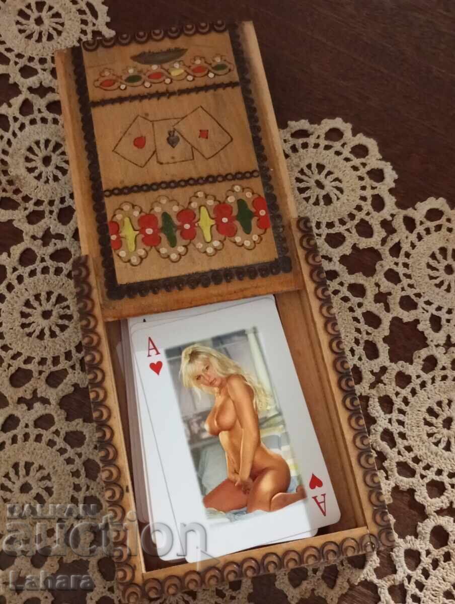 Дървена кутия за карти и карти с голи мадами