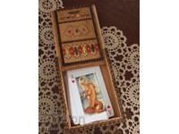 Cutie de lemn pentru cărți și cărți cu dame goale