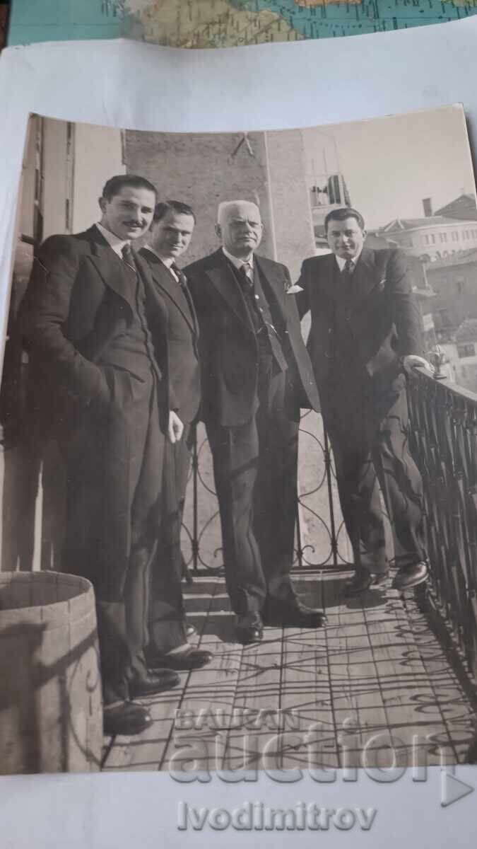 Φωτογραφία Τεσσάρων ανδρών στο μπαλκόνι
