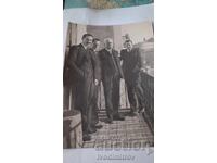 Φωτογραφία Τεσσάρων ανδρών στο μπαλκόνι