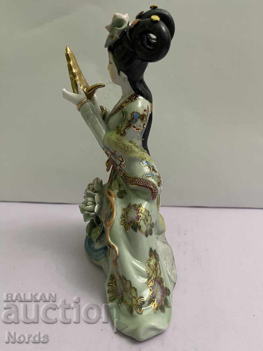 Delivery of Porcelain figurine with markings