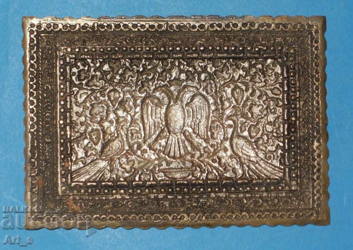 Vechi capac de cutie din bronz grecesc cu vultur bicefal și ornamente cu preț € 45.00 | 88.01 BGN