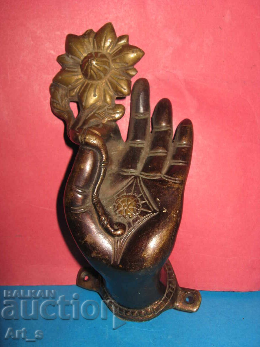 Mână ritualică arabă/indiană din bronz din secolul al XVIII-lea - al XIX-lea cu preț € 80.00 | 156.47 BGN