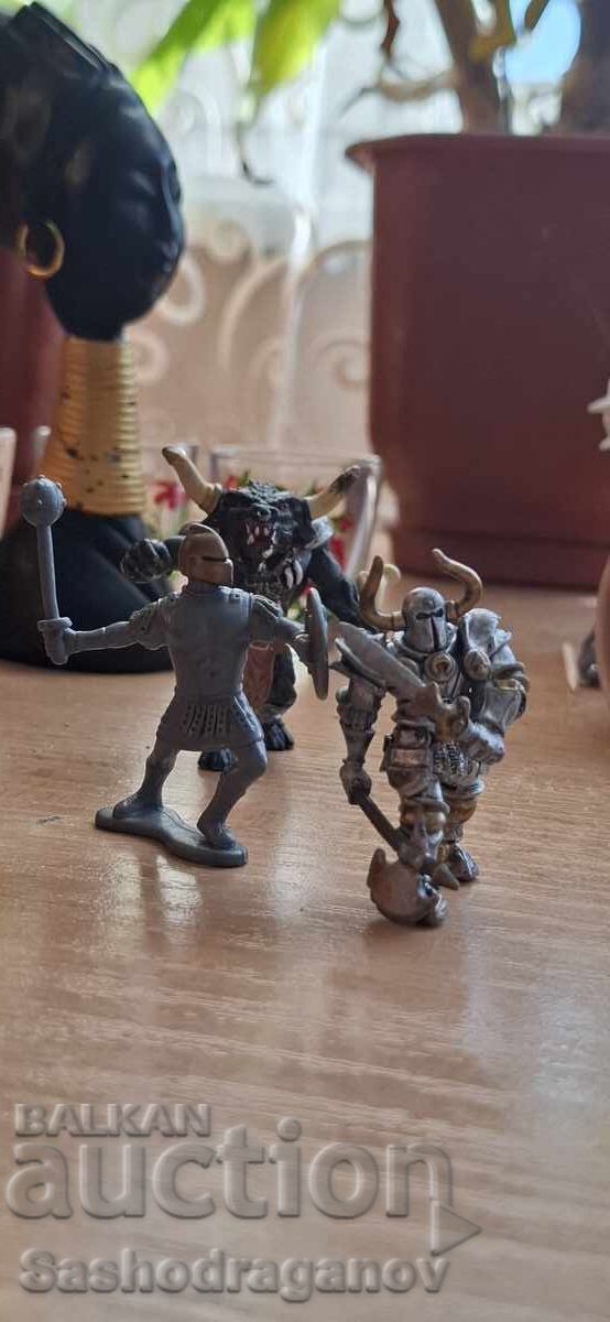 3 μίνι φιγούρες - Μινώταυρος και ιππότες με τιμή 22.00 BGN | € 11.25