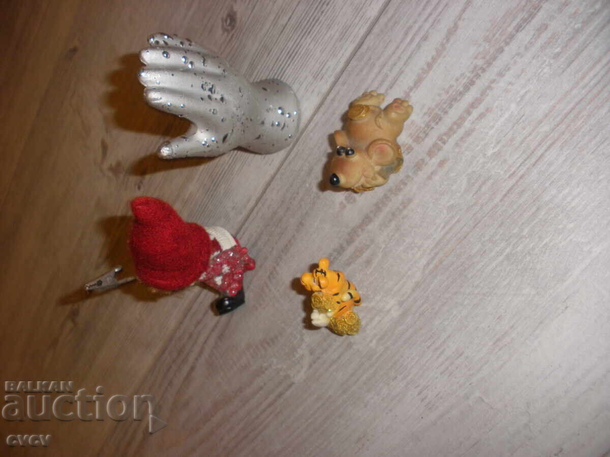 Auction Lot of Figures - 4 pcs - B.Z.C Auction Lot of Figures - 4 pcs - B.Z.C