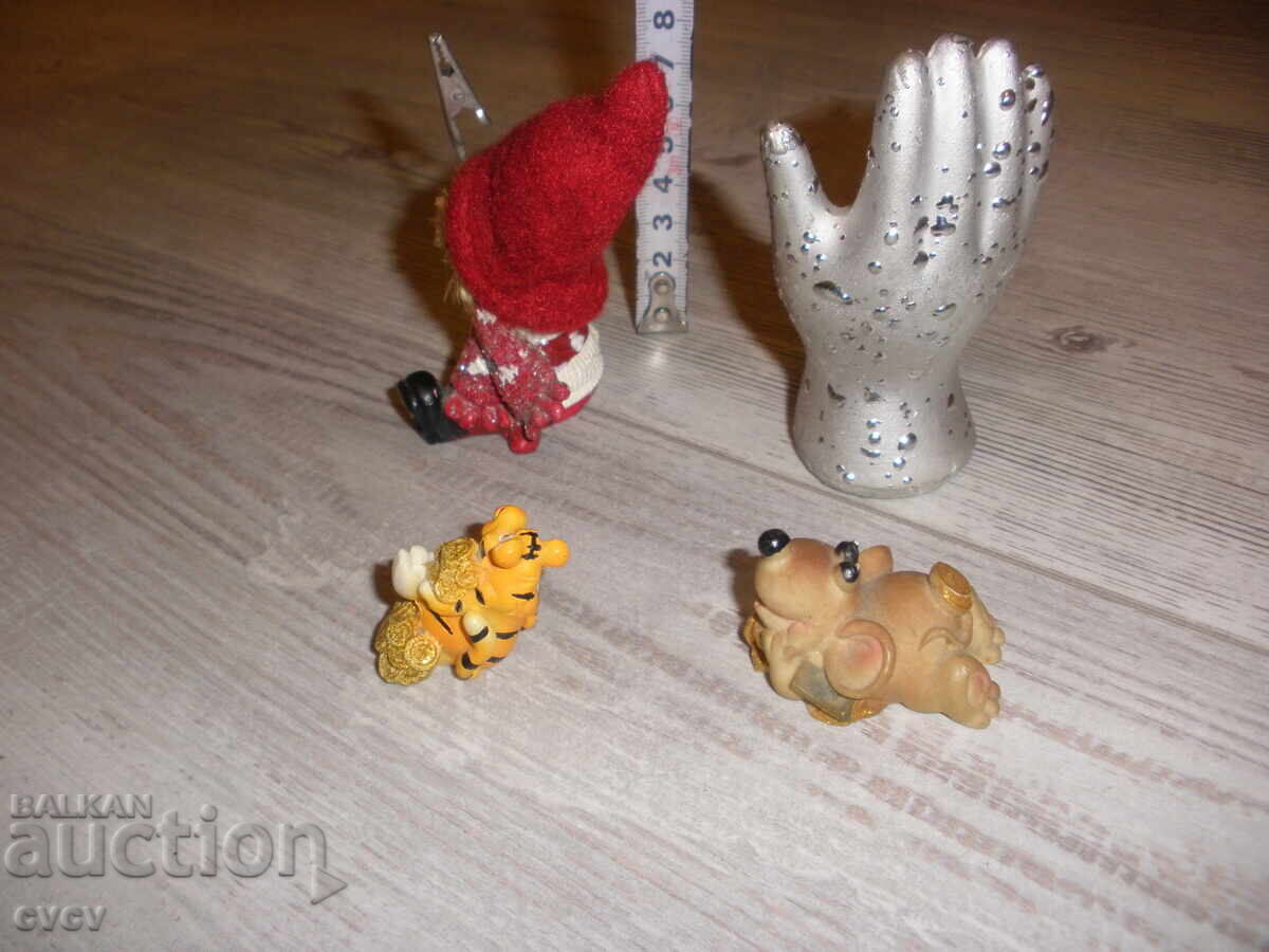 Delivery of Lot of Figures - 4 pcs - B.Z.C Delivery of Lot of Figures - 4 pcs - B.Z.C