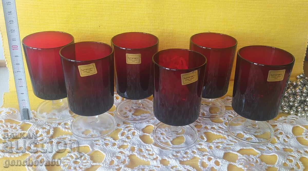 Set vintage francez de pahare de vin și șervețele Set vintage francez de pahare de vin și șervețele