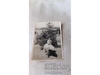 Снимка Момченце седнало на препарирана мечка