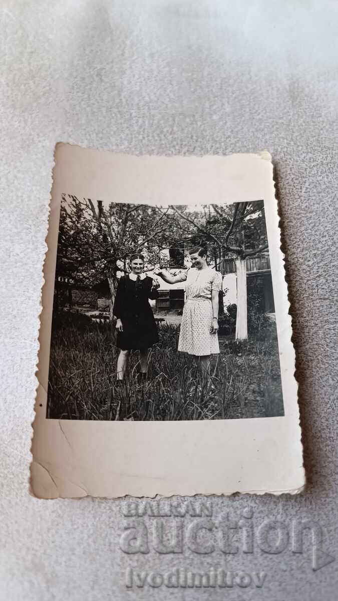 Φωτογραφία Ποπίτσα Γυναίκα και κορίτσι ανάμεσα σε οπωροφόρα δέντρα 1944