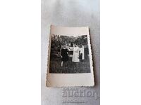 Φωτογραφία Ποπίτσα Γυναίκα και κορίτσι ανάμεσα σε οπωροφόρα δέντρα 1944