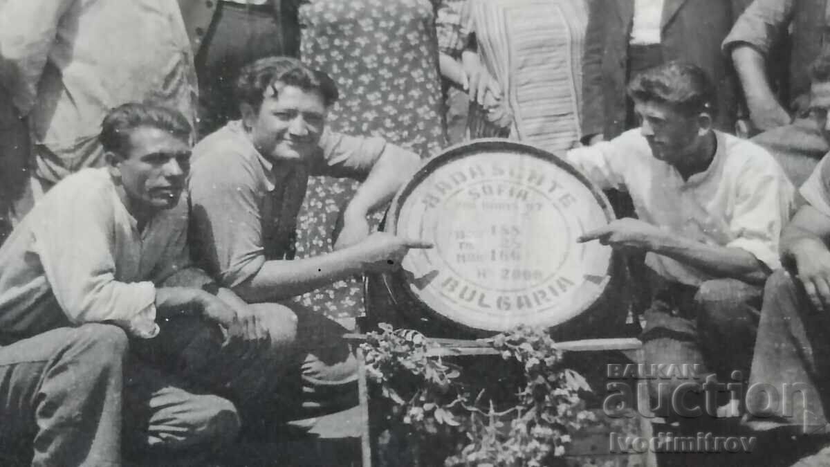 Photo Sofia Men and women in front of the enterprise Future Sofia with price 9.45 BGN | € 4.83