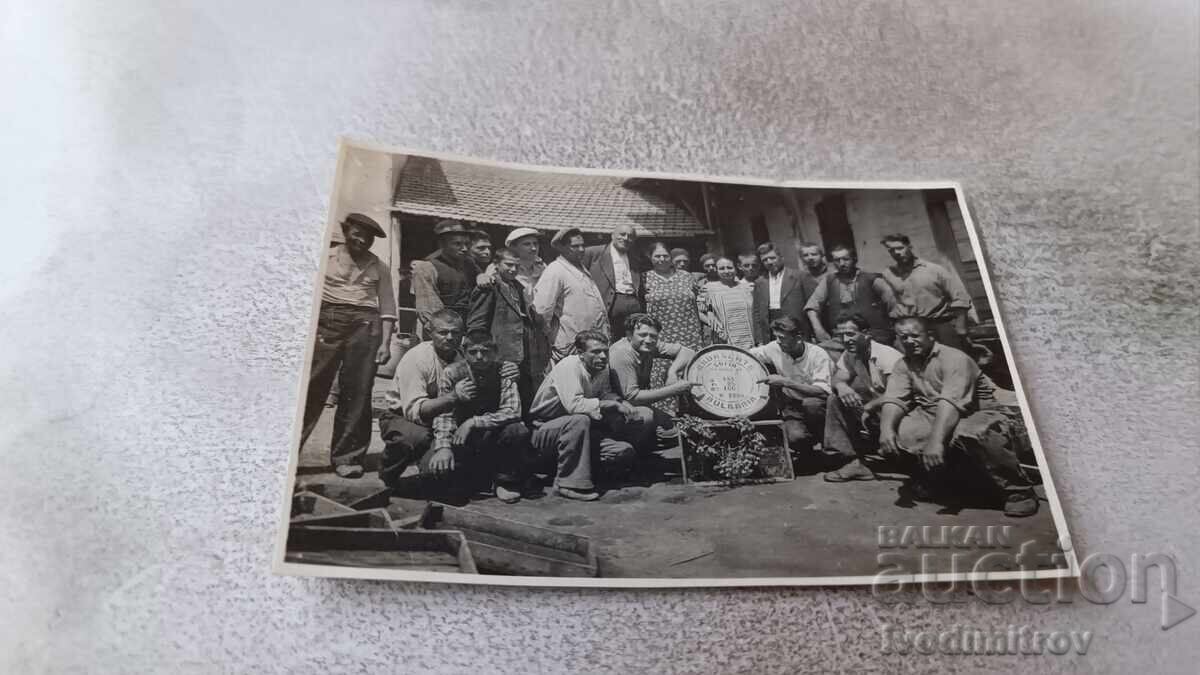 Photo Sofia Men and women in front of the enterprise Future Sofia