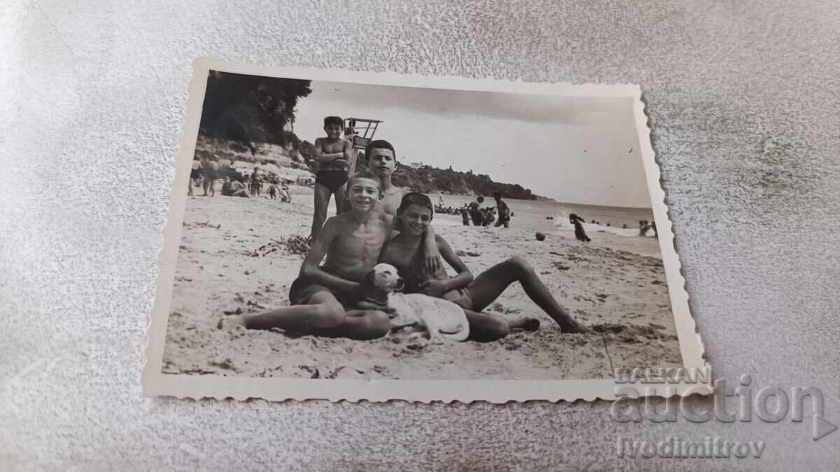 Снимка Варна Момчета с куче на плажа 1955