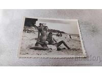 Снимка Варна Момчета с куче на плажа 1955