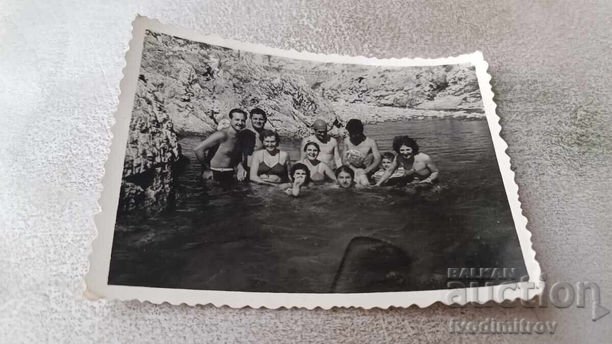 Imagine Bărbați și femei în râu