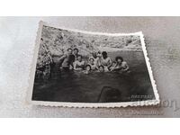 Imagine Bărbați și femei în râu