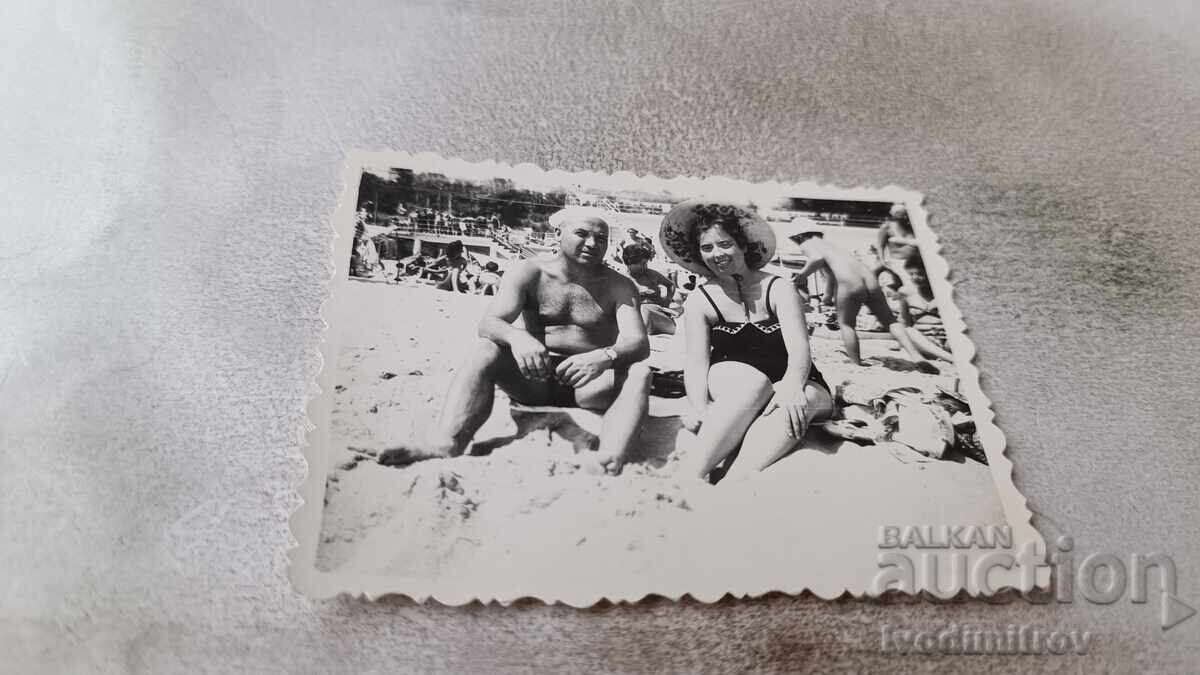 Φωτογραφία Άνδρας και γυναίκα στην παραλία Φωτογραφία Άνδρας και γυναίκα στην παραλία