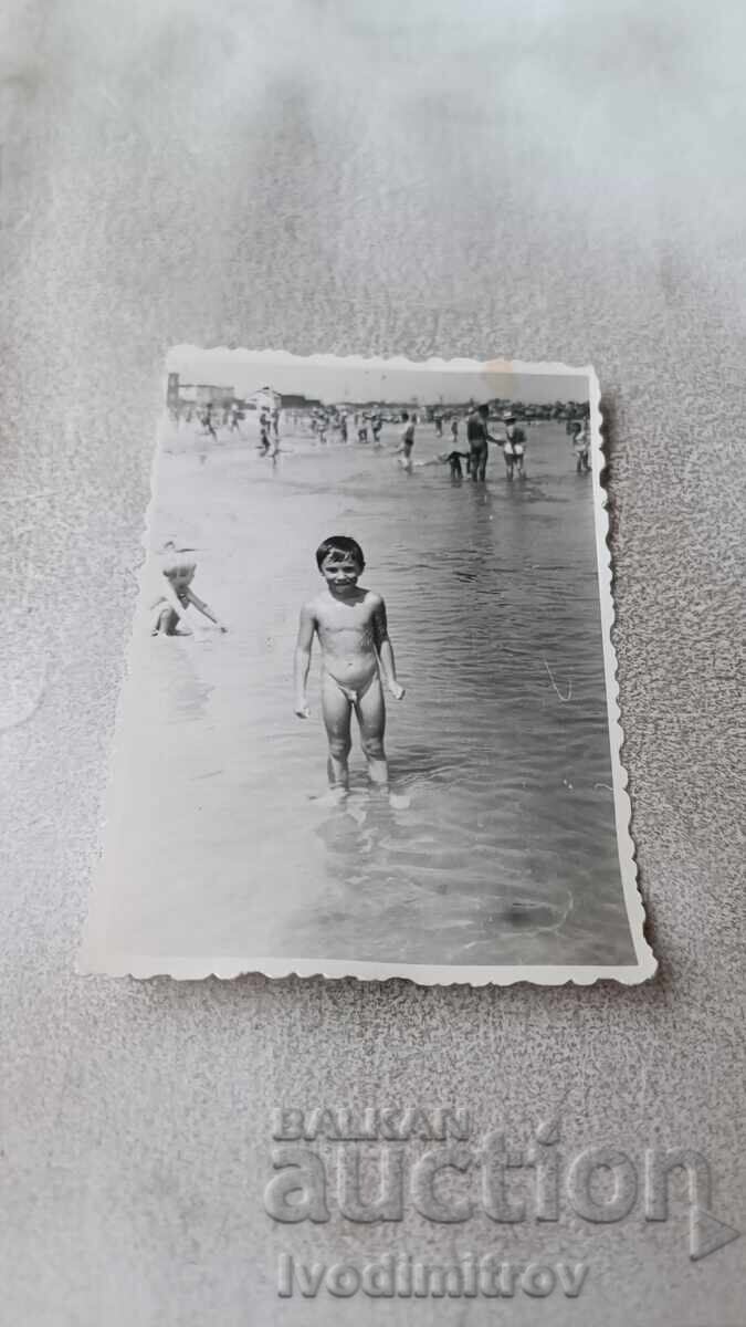 Снимка Малко момченце на брега на морето