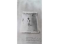 Снимка Малко момченце на брега на морето