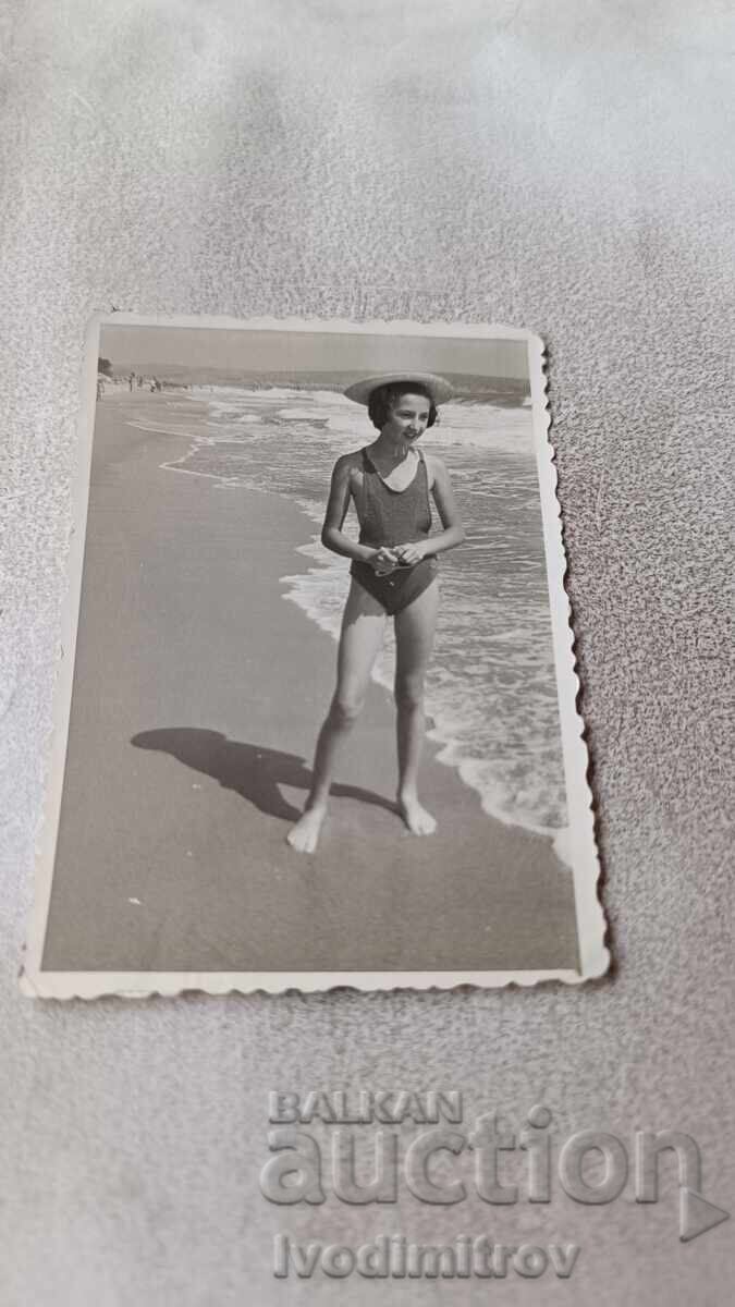 Φωτογραφία Επισκόπηση Νεαρό κορίτσι στην παραλία 1957 Φωτογραφία Επισκόπηση Νεαρό κορίτσι στην παραλία 1957