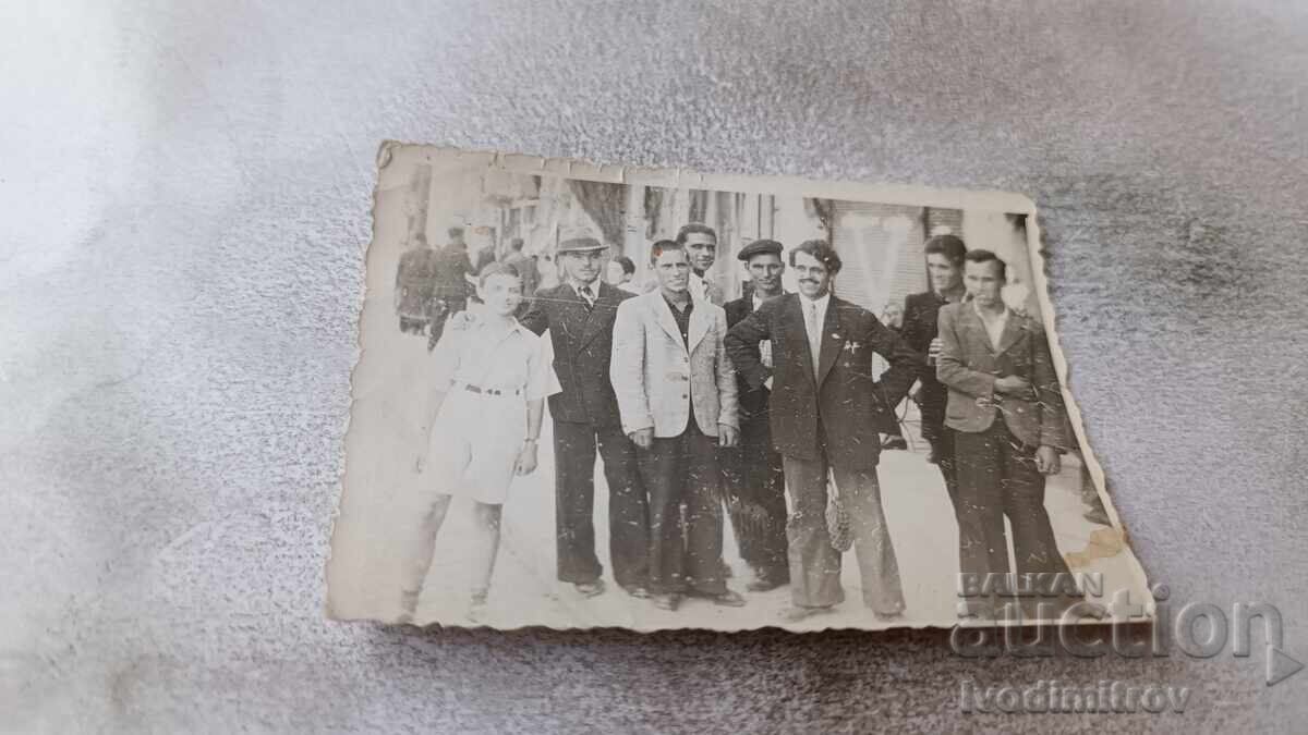 Φωτογραφία Πlovdivŭ Άνδρες και νέοι στον δρόμο τον χειμώνα του 1942 Φωτογραφία Πlovdivŭ Άνδρες και νέοι στον δρόμο τον χειμώνα του 1942