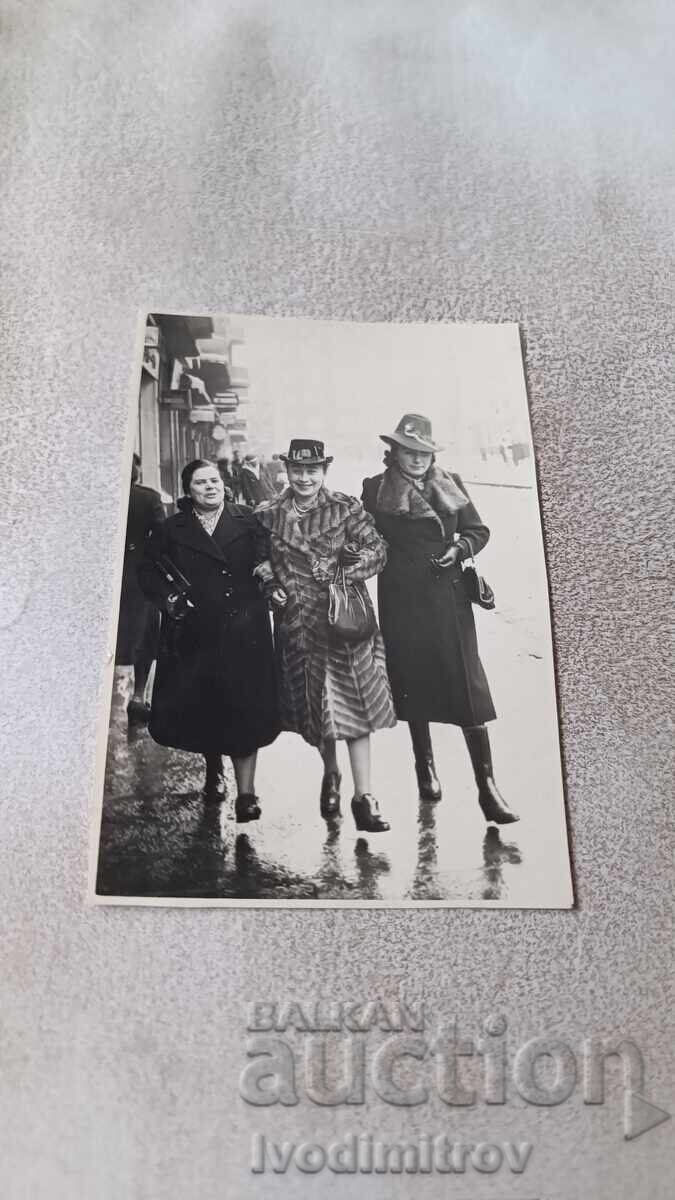 Снимка София Три жени в зимни палта на разходка