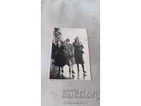 Снимка София Три жени в зимни палта на разходка