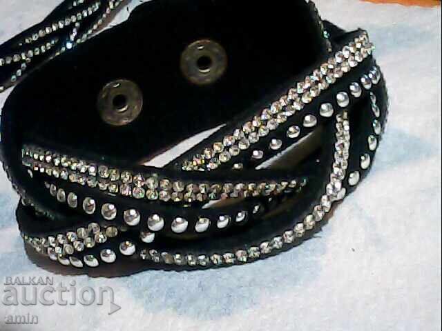 Auction  Beautiful set: leather bracelet, ring, necklace