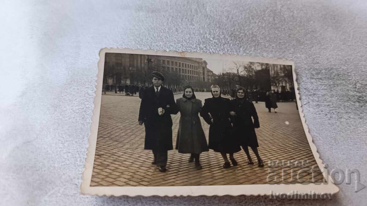 Photo Sofia A man and three women on a walk