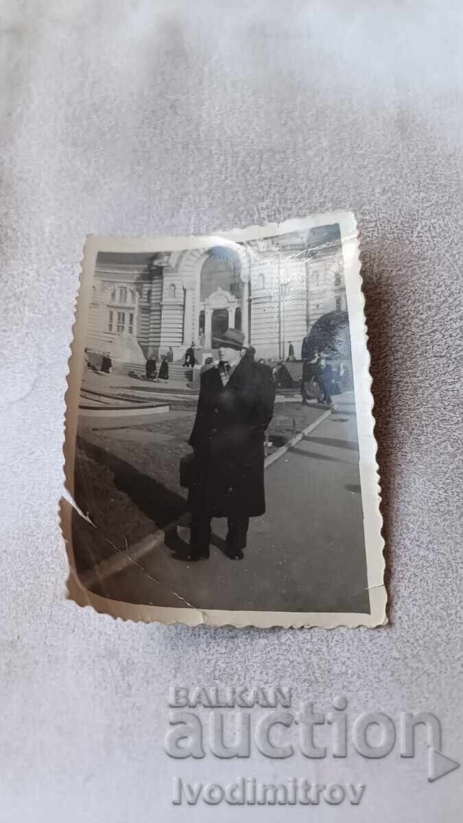 Φωτογραφία Σόφια Άνδρας μπροστά από τα Λουτρά (Μινιράλνα Μπάνια)